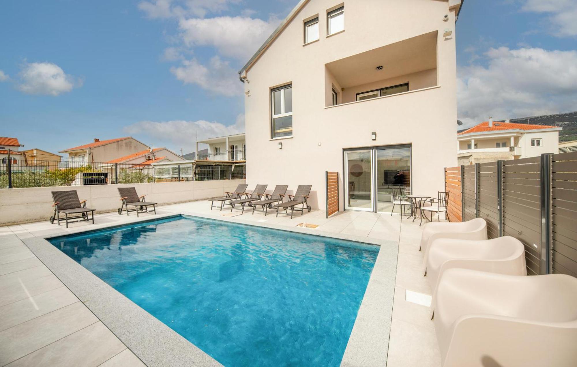 Apartment Stunning In Kastel Novi With Wifi Kastela